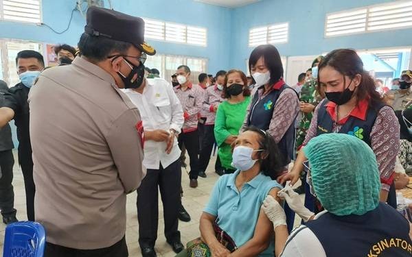 kapolda sumut tinjau pelaksanaan vaksinasi massal covid 19 di simalungun 28733