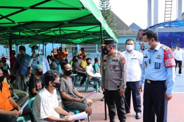 kapolda sumut tinjau vaksinasi 2000 warga binaan lapas dan rutan tanjung gusta 9510