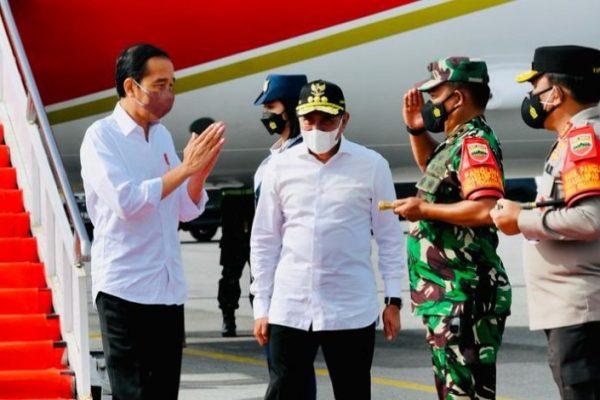 kapolda sumut welcomes the arrival of president jokowi at bandara internasional silangit 44726