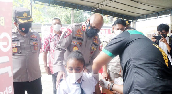 kapolda tinjau langsung pelaksanaan vaksinasi merdeka di jayapura 13336