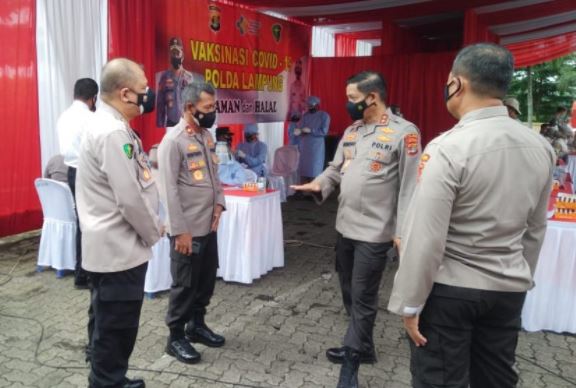 kapolda tinjau pelaksanaan vaksinasi covid 19 di mapolda lampung 37328