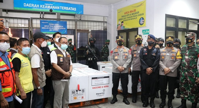 kapolda tinjau pengamanan dan pengawalan vaksin covid 19 di makassar 36642