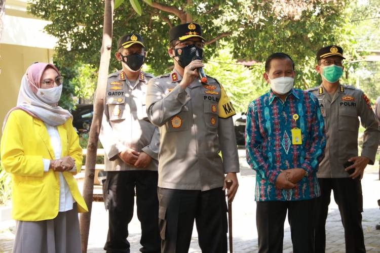 kapolda tinjau serbuan vaksinasi di ubhara surabaya 13305