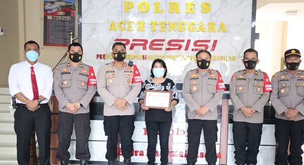 kapolres aceh tenggara beri penghargaan kepada seorang ibu yang aktif meyukseskan vaksinasi 21150