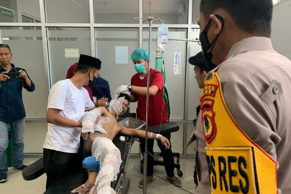 kapolres bone jenguk demonstran yang terbakar pada saat unjuk rasa 45869