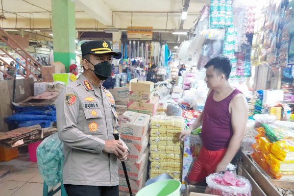 kapolres jaktim cek stok dan ketersediaan minyak goreng mencukupi 46088