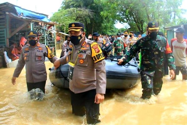 kapolres karawang dan dandim 0604 pimpin langsung proses evakuasi korban banjir 30626
