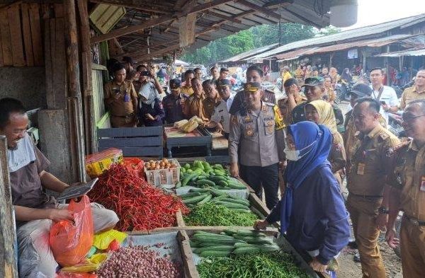 kapolres lampung utara tinjau langsung ketersediaan dan harga sembako menjelang puasa 70453