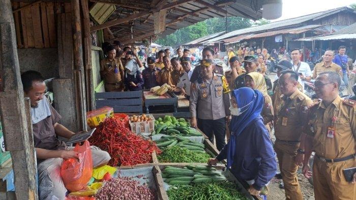 kapolres lampung utara tinjau langsung ketersediaan dan harga sembako menjelang puasa 70453