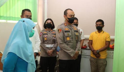 kapolres malang kunjungi anak korban perundungan berikan motivasi dan santunan untuk kesembuhan korban 51797