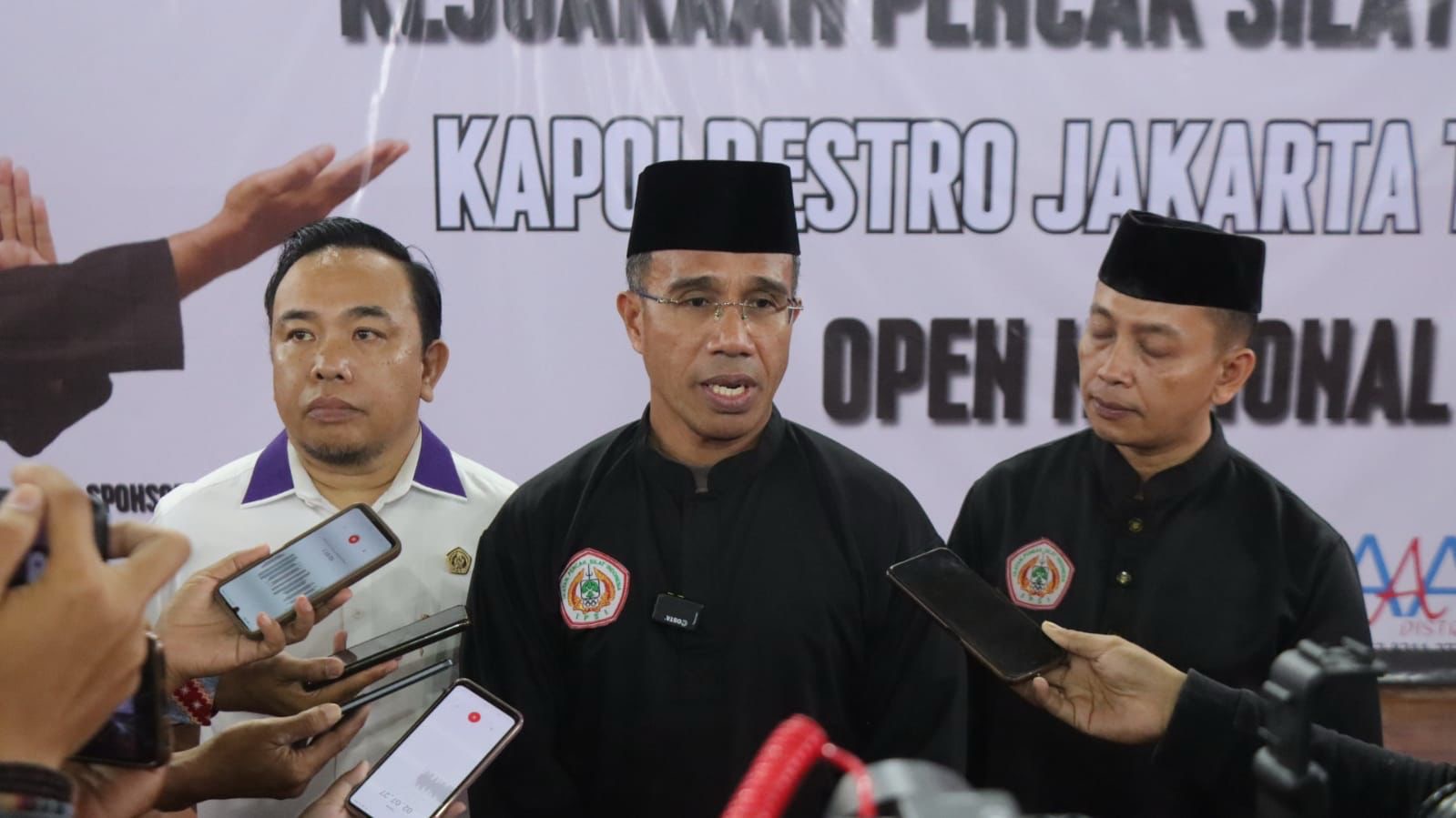 kapolres metro jaktim resmi buka kejuaraan pencak silat open 2025 83091