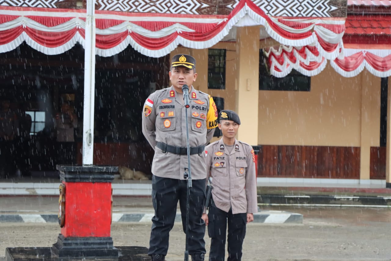 kapolres pegunungan bintang pimpin apel gelar pasukan pengecekan akhir kesiapan personel pengamanan tps 70112
