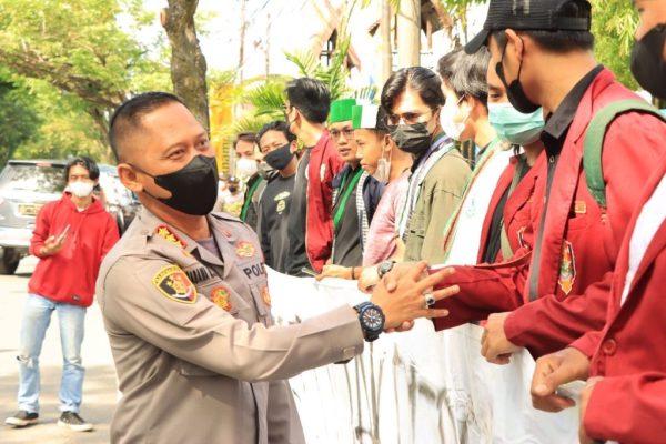 kapolresta banjarmasin memantau langsung berjalannya demo 45926