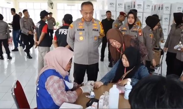 kapolrestabes makassar periksa kesehatan petugas tps bagikan vitamin dan susu 70241