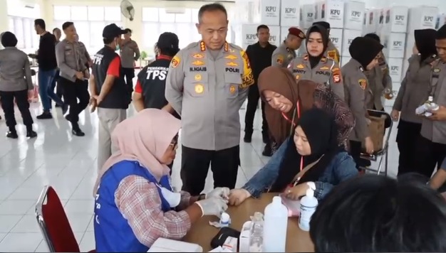 kapolrestabes makassar periksa kesehatan petugas tps bagikan vitamin dan susu 70241