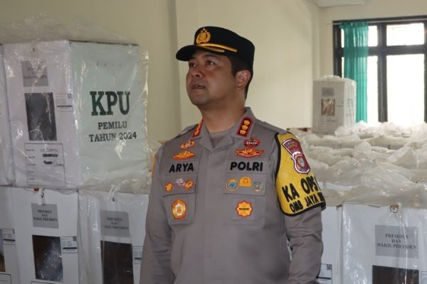 kapolrestro depok tekankan jaga netralitas saat pantau pengamanan rekapitulasi pemilu 70327