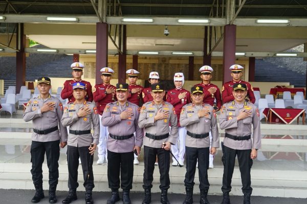 kapolri beri pin emas kepada pengasuh dan taruna berprestasi 70511