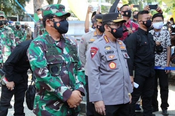 kapolri bersama panglima tni pastikan distribusi bansos tepat sasaran 29357
