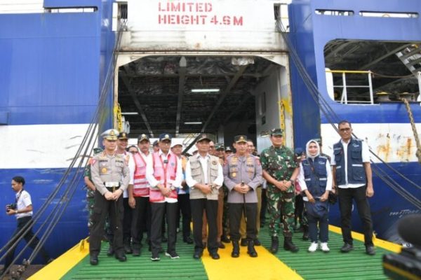 kapolri beserta panglima tni dan menteri cek pelabuhan ciwandan 56614