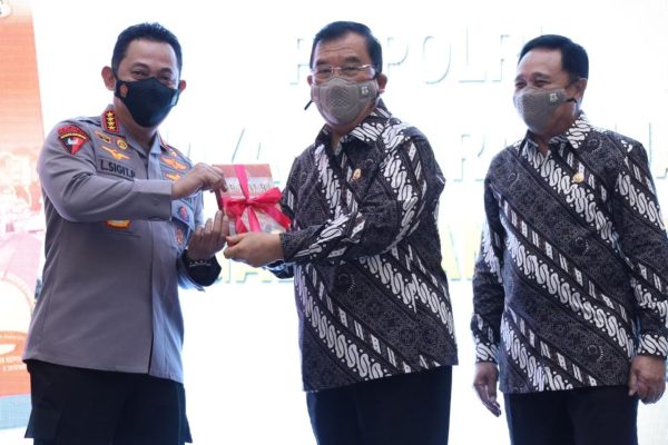 kapolri buku bhayangkara sejati mengabdi tanpa henti jadi renungan polri untuk jadi lebih baik 25347