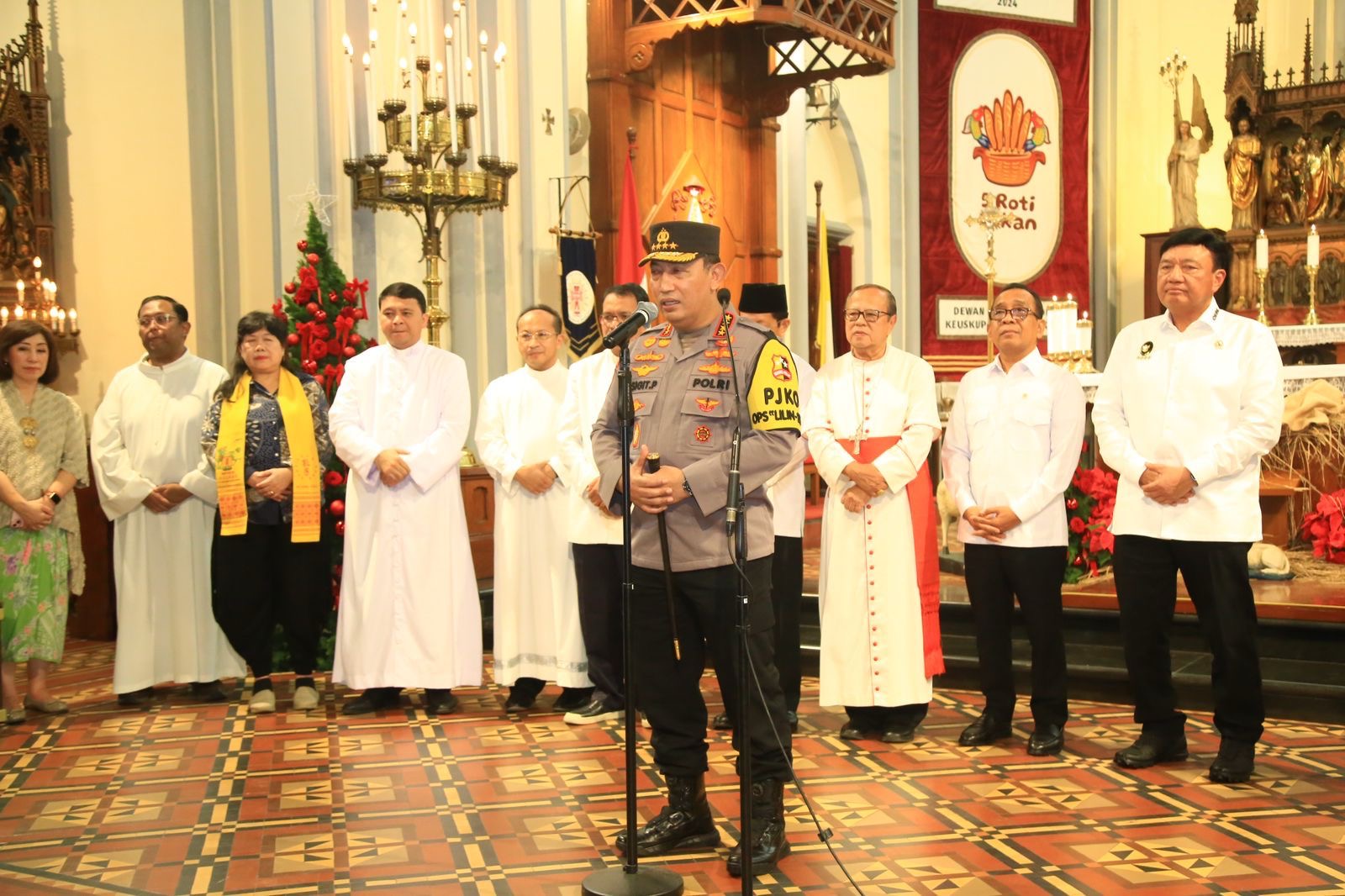kapolri cek kesiapan gereja katedral jakarta jelang misa natal 82304