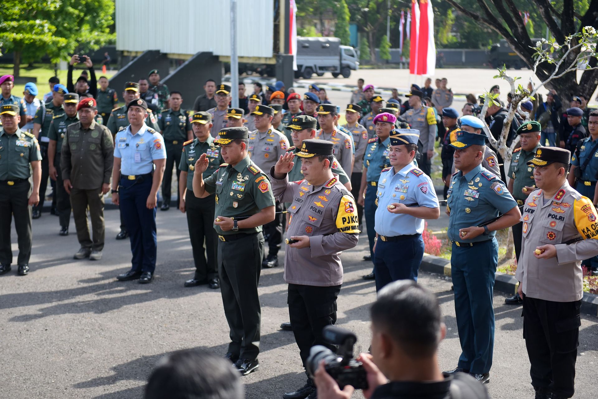 kapolri dan panglima tni hadiri deklarasi pemilu damai di polda maluku 67367