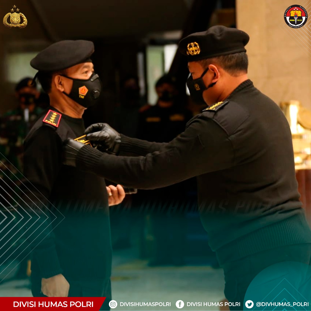 kapolri dianugerahi wing kehormatan penerbang dan brevet kapal selam hiu kencana 33119
