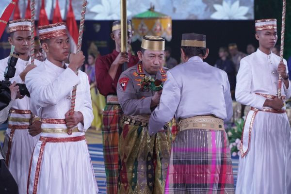 kapolri diberi gelar adat pusaka oleh dewan adat dan kerajaan di sulawesi selatan 74885