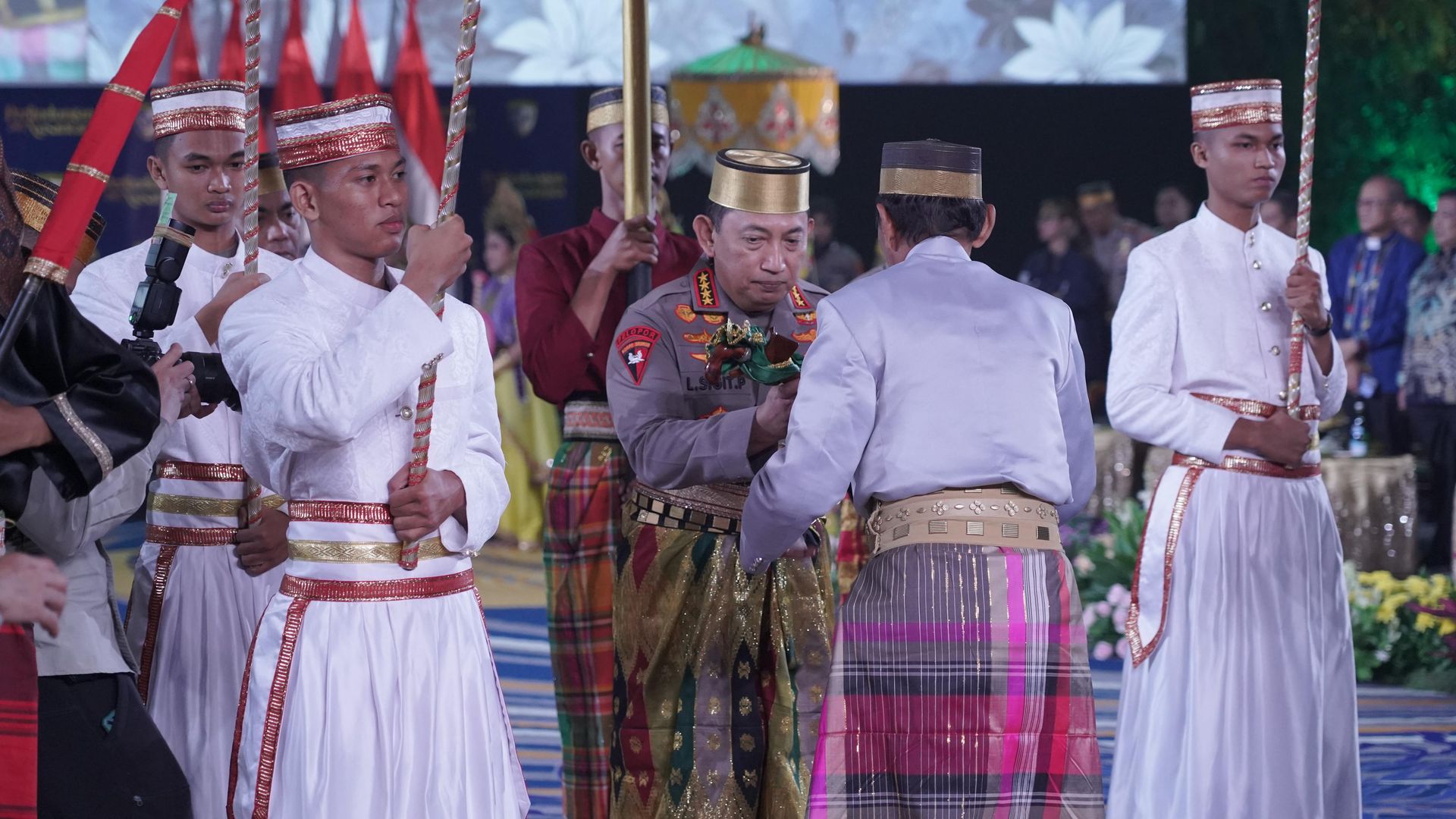 kapolri diberi gelar adat pusaka oleh dewan adat dan kerajaan di sulawesi selatan 74885