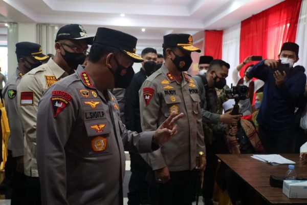 kapolri didampingi kapolda banten beserta ulama tinjau vaksinasi serentak di pandeglang 21026
