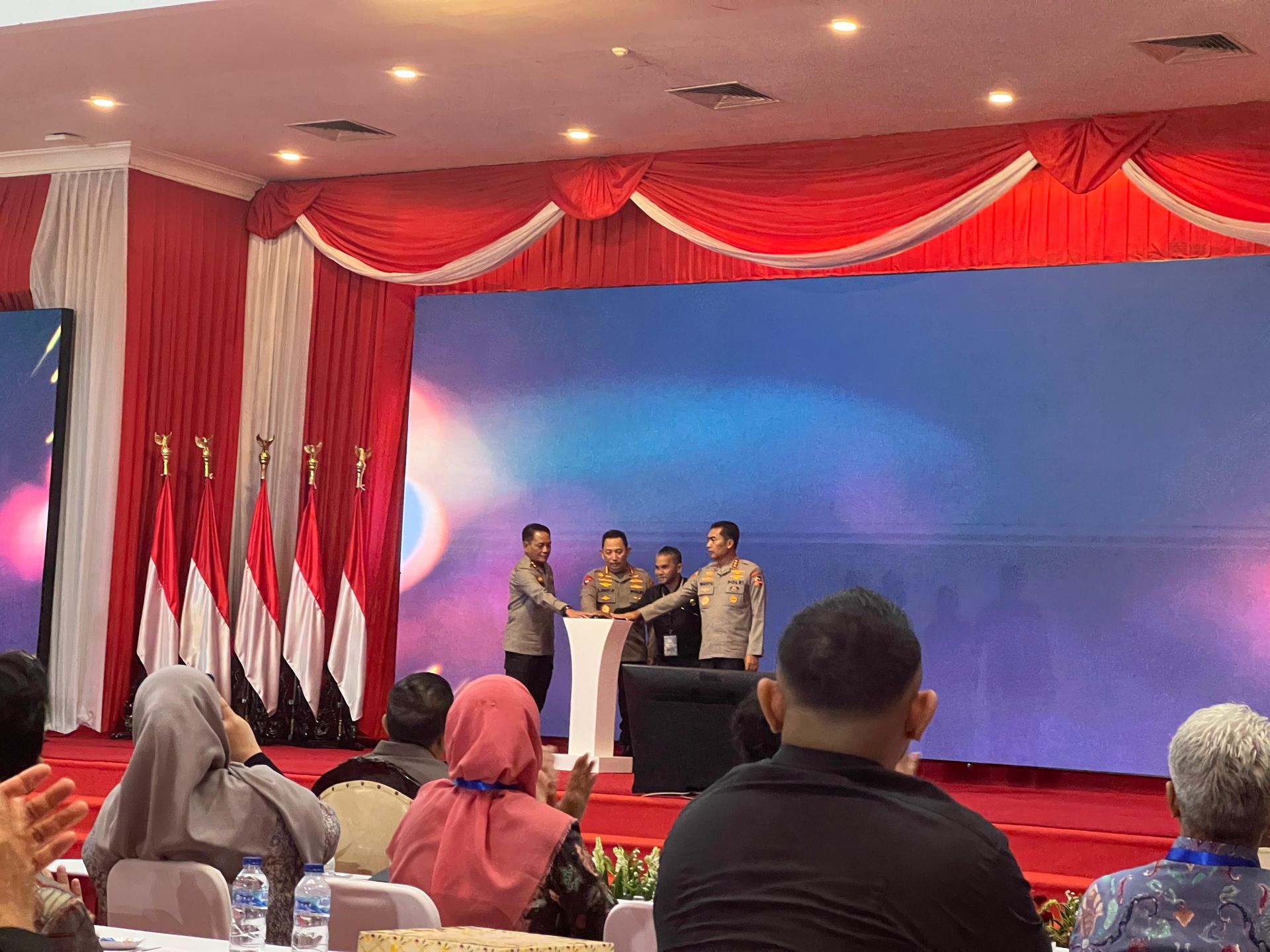 kapolri dua buku dari satgassus berisi kritik pedas yang membangun 81705