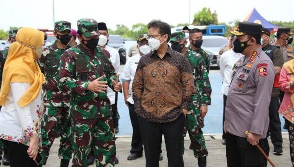 kapolri ingatkan peran penting nakes saat kunjungi isolasi terpusat di cilincing 29006