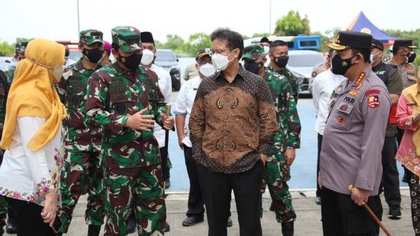 kapolri ingatkan peran penting nakes saat kunjungi isolasi terpusat di cilincing 29006