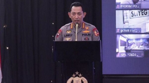 kapolri melakukan mutasi sejumlah pati dan pamen 23025
