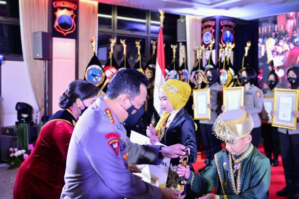 kapolri minta polwan raih lagi kepercayaan masyarakat lewat pendekatan humanis 49582