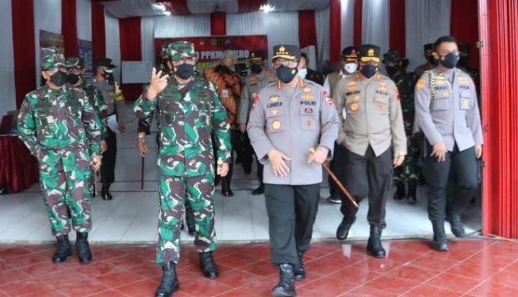 kapolri panglima tni hingga kepala bnpb pantau serbuan vaksinasi di holy stadium semarang 29361