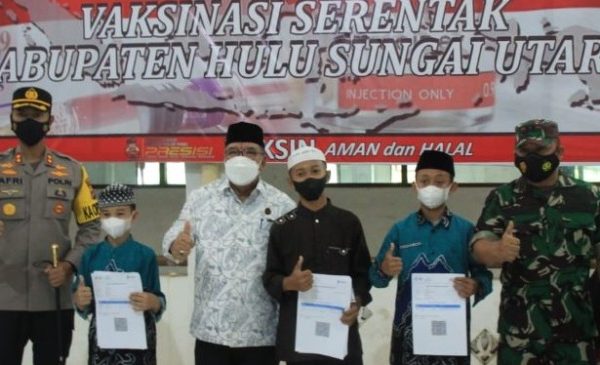 kapolri pantau kegiatan vaksinasi serentak bersama kapolda kalsel dan jajaran melalui zoom meeting 23334