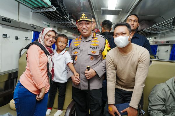 kapolri pastikan pemudik terlayani dengan baik saat tinjau stasiun pasar senen 72307