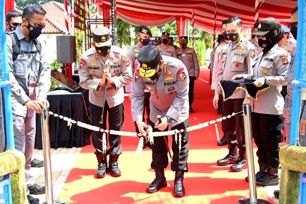 kapolri resmikan kampung tangguh dan aplikasi polisi dulur kito di sumsel 30734