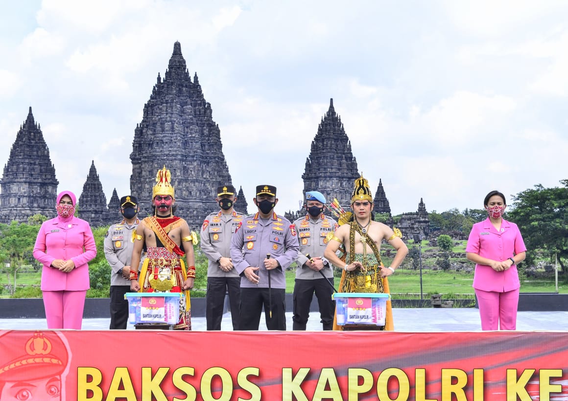 kapolri serahkan bansos ke pekerja seni di yogyakarta yang terdampak pandemi covid 19 25048