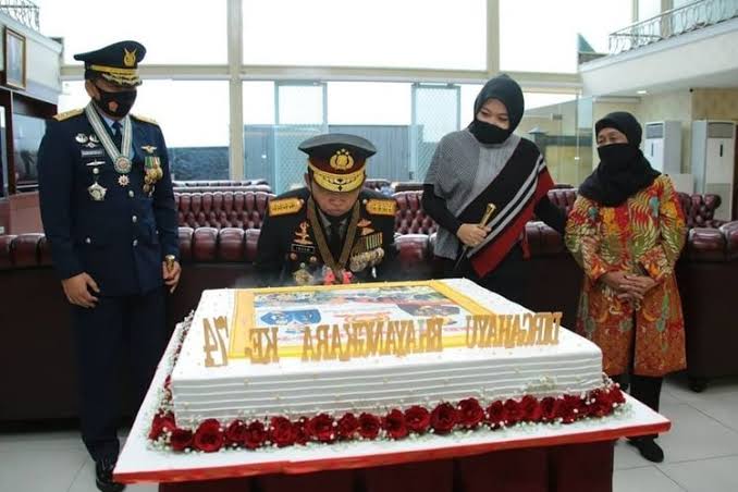kapolri terharu panglima tni berikan kejutan di hari bhayangkara ke 74 34661