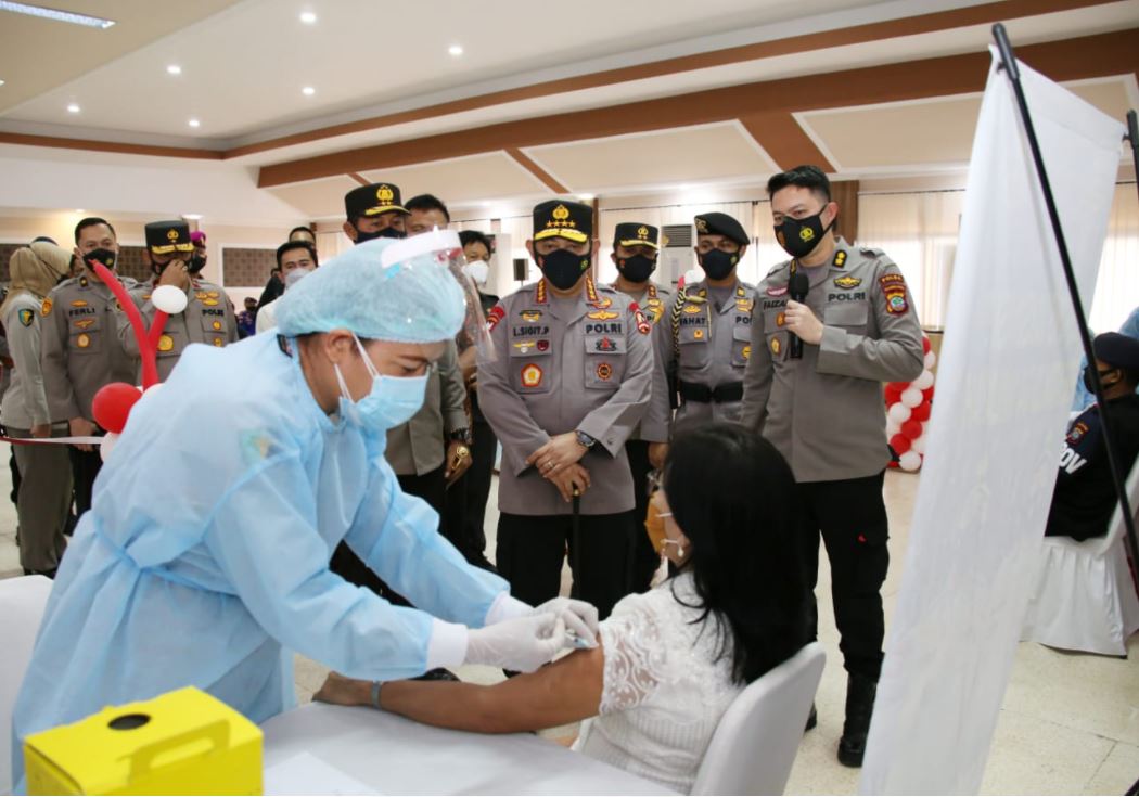 kapolri tinjau vaksinasi massal di manado 30962