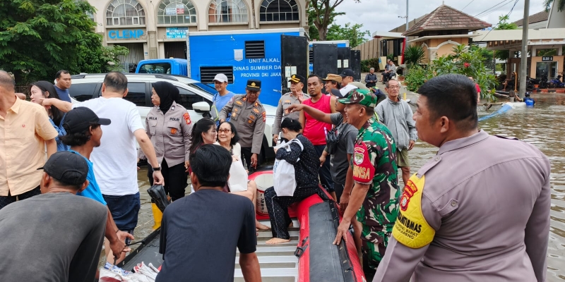 kapolsek cengkareng turun langsung bantu evakuasi korban banjir 83546