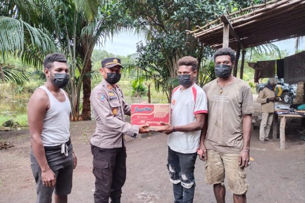 kapolsek sota merauke berbagi tali asih sekaligus memberi sosialisasi protokol covid19 untuk tekan angka covid di papua 13296