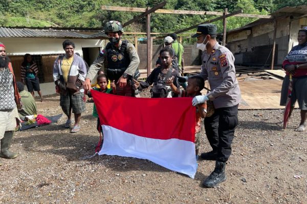 kapolsek tembagapura bagikan bendera merah putih kepada warga 9423