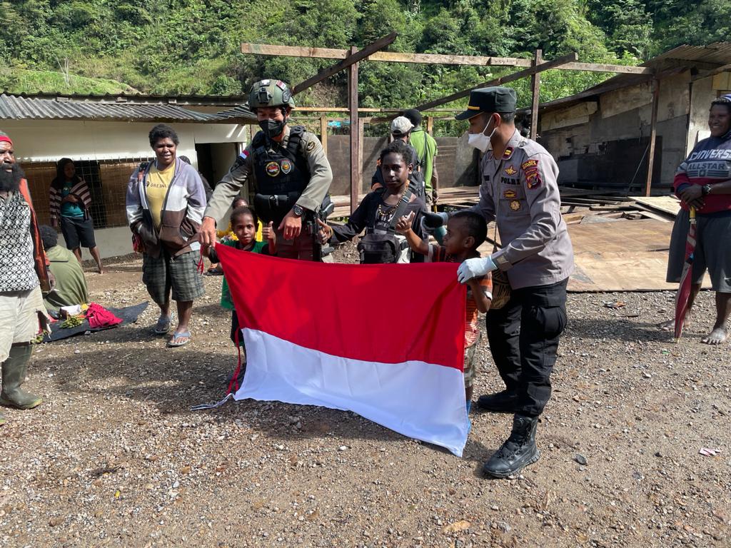 kapolsek tembagapura bagikan bendera merah putih kepada warga 9423