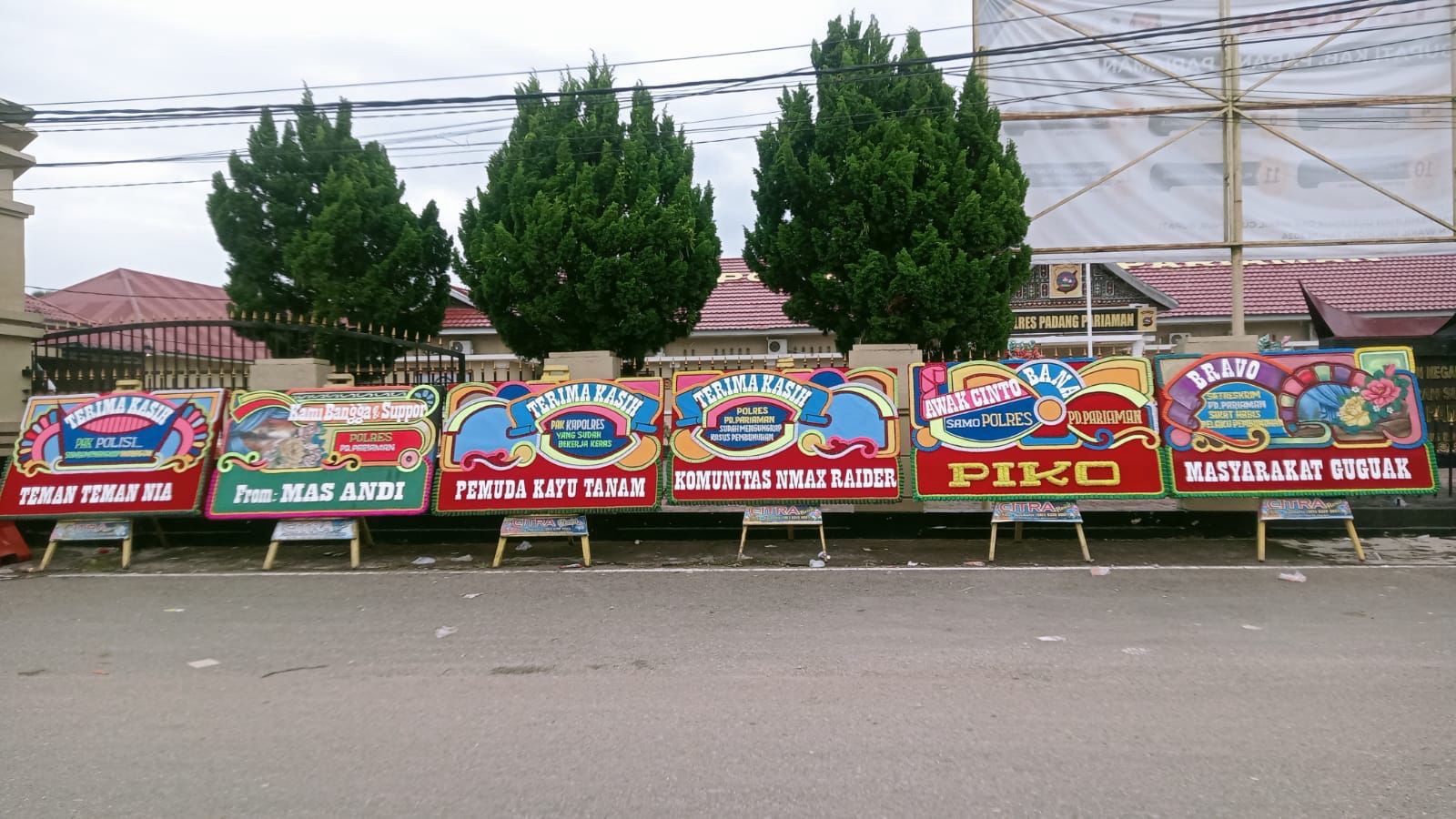 karangan bunga berjejer di depan polres pariaman usai penangkapan is 79080