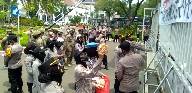 karawang policewoman humanist action distributes drinks and bread to demonstrators 43354