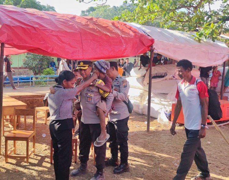 karo ops polda ntt panggul lansia di tengah evakuasi korban erupsi gunung lewotobi 80821