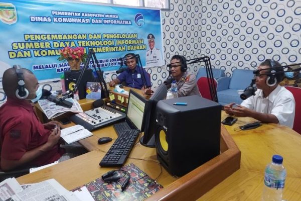 kasat binmas polres mimika ajak masyarakat vaksin melalui radio publik mimika 13484